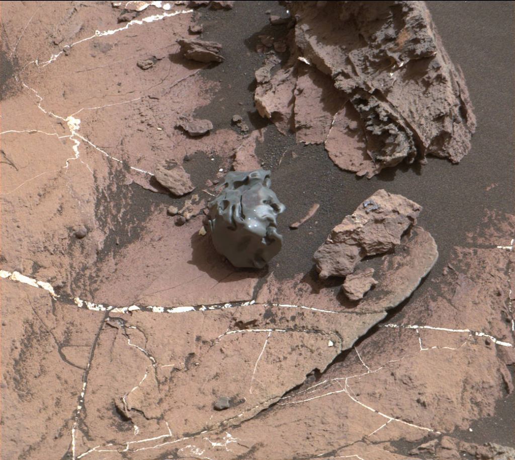 L'objet sombre à surface lisse au centre de cette image du 30 octobre 2016 de la Mast Camera (Mastcam) du rover Curiosity Mars de la NASA a été examiné avec des impulsions laser et confirmé comme étant une météorite fer-nickel. Sa surface est également marquée de regmaglypts. Crédit d'image : NASA/JPL-Caltech/MSSS
