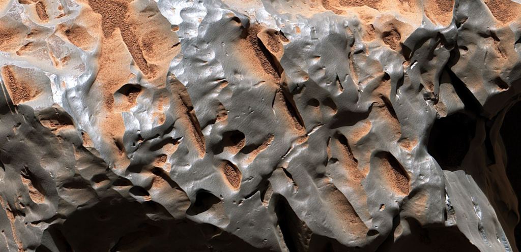Zoom sur les fascinantes fosses et crêtes de Cacao. Crédit d'image : NASA/JPL-Caltech/MSSS