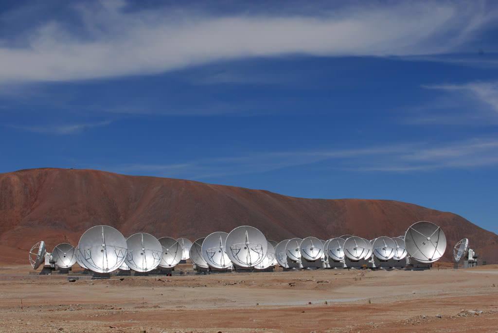 ALMA est une gamme de plats situés dans le désert d'Atacama au Chili. Il a également été utilisé dans l'étude récente de NGC 4303 et de ses régions de formation d'étoiles. Crédit : ALMA (ESO/NAOJ/NRAO), O. Dessibourg