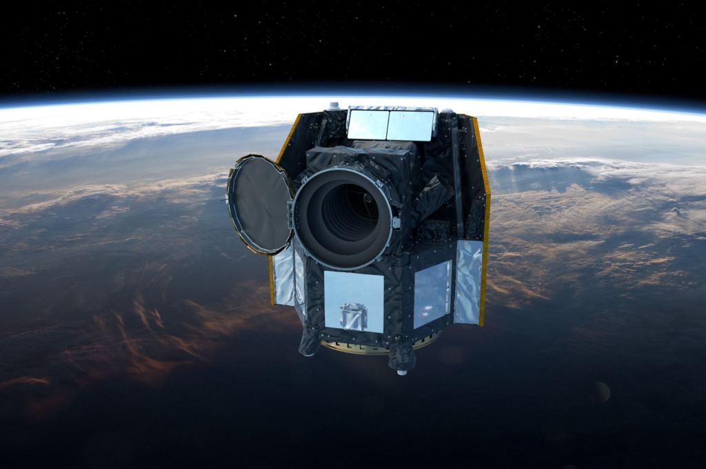 Vue d'artiste de Cheops, le satellite caractérisant l'exoplanète de l'ESA, en orbite au-dessus de la Terre. Dans cette vue, le couvercle du télescope du satellite est ouvert. Crédit image : ESA/ATG medialab