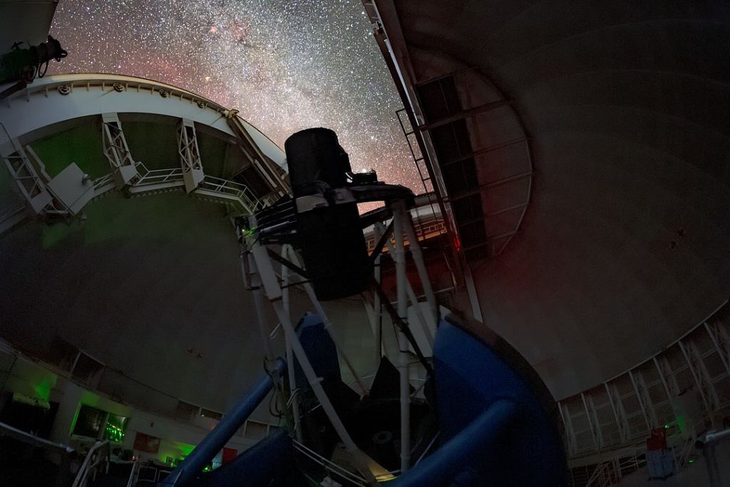 L'instrument spectroscopique à énergie noire (DESI) se trouve à l'intérieur du télescope Mayall sur Kitt Peak près de Tuscon, en Arizona. Crédit d'image : par KPNO/NOIRLab/NSF/AURA/T. Slovinský - https://noirlab.edu/public/images/ann22023a/, CC BY 4.0, https://commons.wikimedia.org/w/index.php?curid=127856707 
