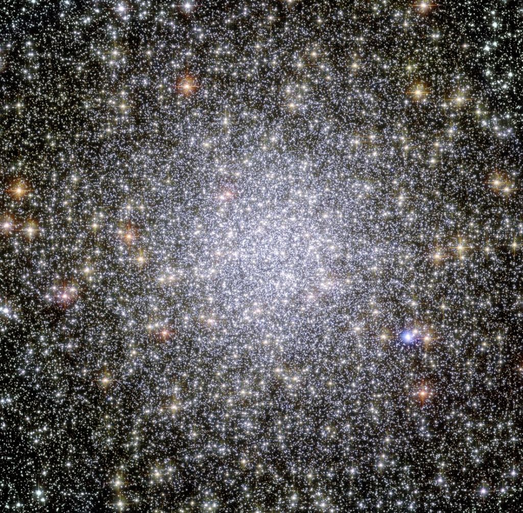 47 Tucanae est le deuxième amas globulaire le plus brillant du ciel nocturne et contient des millions d'étoiles. Il pourrait également contenir un trou noir de masse stellaire. Les densités élevées des amas globulaires en font des sources probables d'étoiles à hypervitesse. Crédit image : Par ESA/Hubble, CC BY 4.0, https://commons.wikimedia.org/w/index.php?curid=40242016