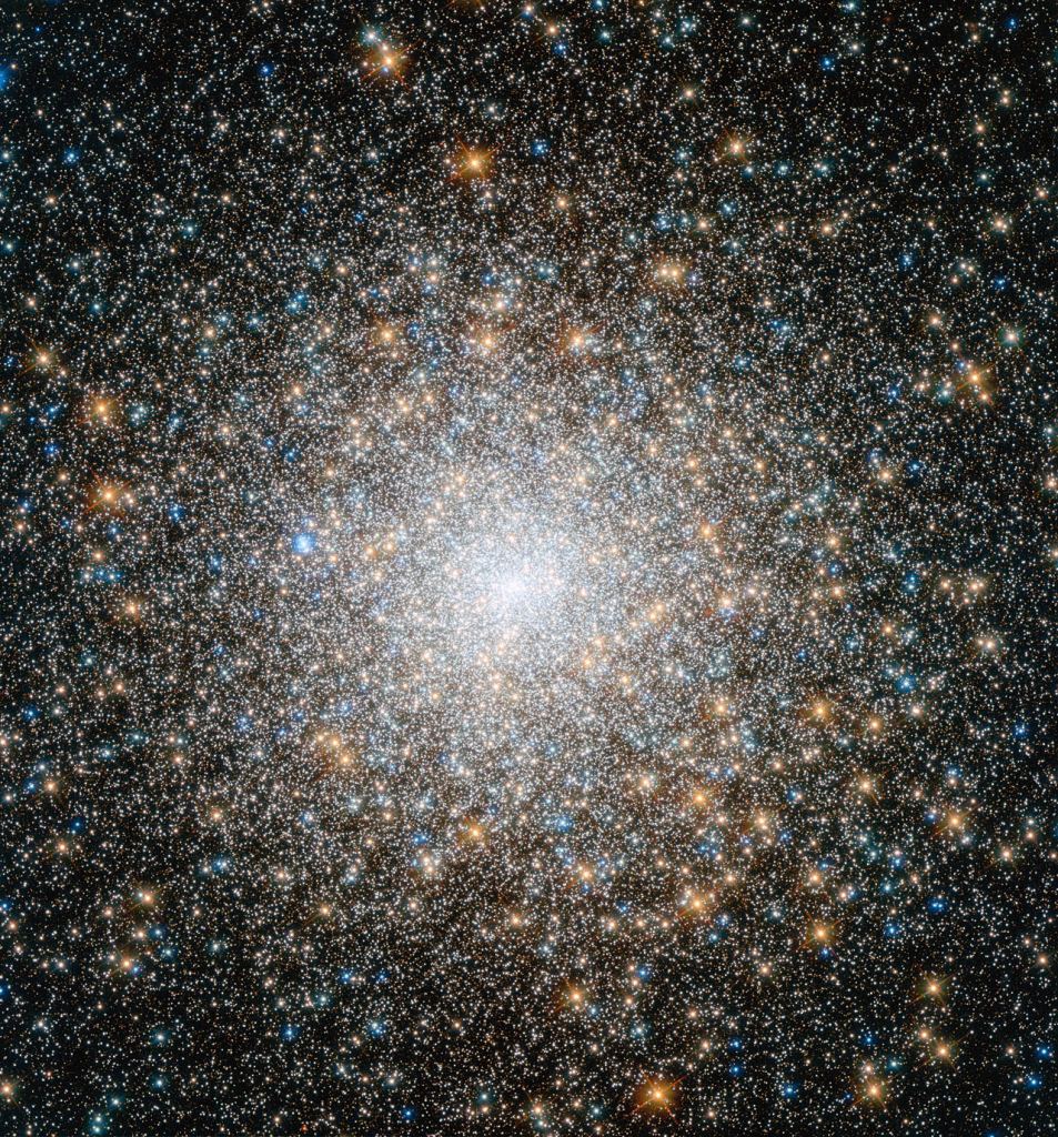 Il s'agit de l'amas globulaire Messier 15, situé à quelque 35 000 années-lumière dans la constellation de Pégase (Le Cheval Ailé). C'est l'un des plus anciens amas globulaires connus, avec un âge d'environ 12 milliards d'années. On peut voir à la fois des étoiles bleues très chaudes et des étoiles dorées plus froides se regrouper sur l'image, devenant plus concentrées vers le centre lumineux de l'amas. Messier 15 est l'un des amas globulaires les plus denses connus, avec la majeure partie de sa masse concentrée en son cœur. En plus des étoiles, Messier 15 a été le premier amas connu pour héberger une nébuleuse planétaire, et les astronomes ont trouvé un type rare de trou noir en son centre. Crédit image : NASA/ESA