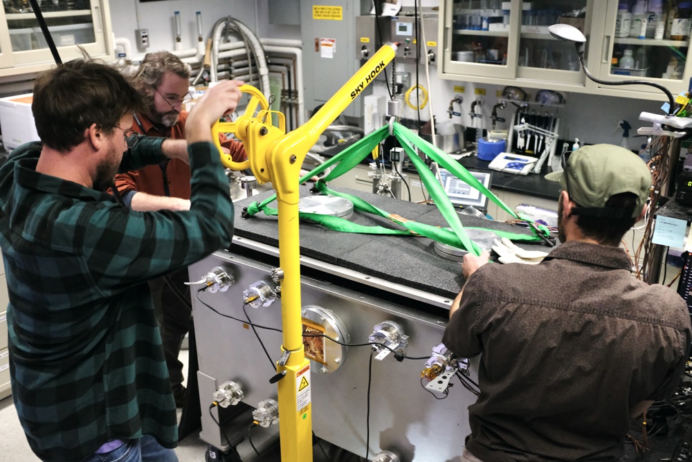 Des membres de l'équipe Ocean Worlds Lab du Jet Propulsion Laboratory (JPL) de la NASA dans le sud de la Californie ouvrent l'Arche, une chambre à vide à pompe précise, après une expérience de six mois conçue pour simuler les conditions à la surface et sous la surface de la lune de Jupiter Europa . Crédit : NASA/JPL-Caltech/J. Thompson