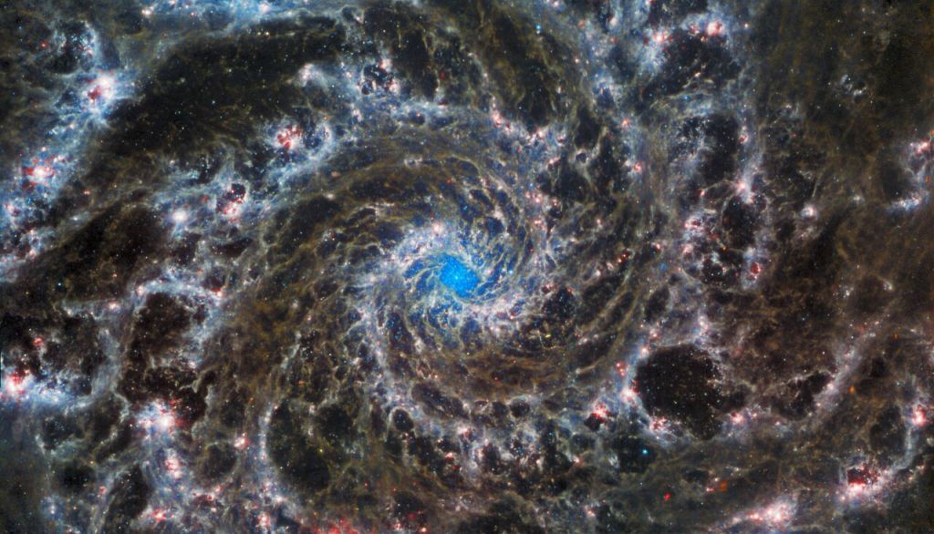 Cette image du télescope spatial NASA/ESA/CSA James Webb montre le cœur de M74, autrement connu sous le nom de galaxie fantôme. Le JWST a capturé cette image, mais le processeur d'images d'astronomie bien connu Judy Schmidt l'a améliorée. Crédit d'image : NASA/ESA/CSA/JWST/J. Schmidt.