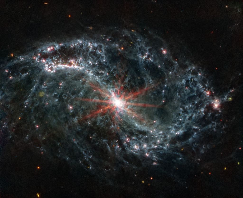 Voici NGC 7496, une autre galaxie spirale du projet PHANGS. Le noyau galactique actif brille de mille feux sur cette image alors que le trou noir super massif accumule de la matière. Crédit image : NASA, ESA, CSA et J. Lee (NOIRLab), A. Pagan (STScI) 