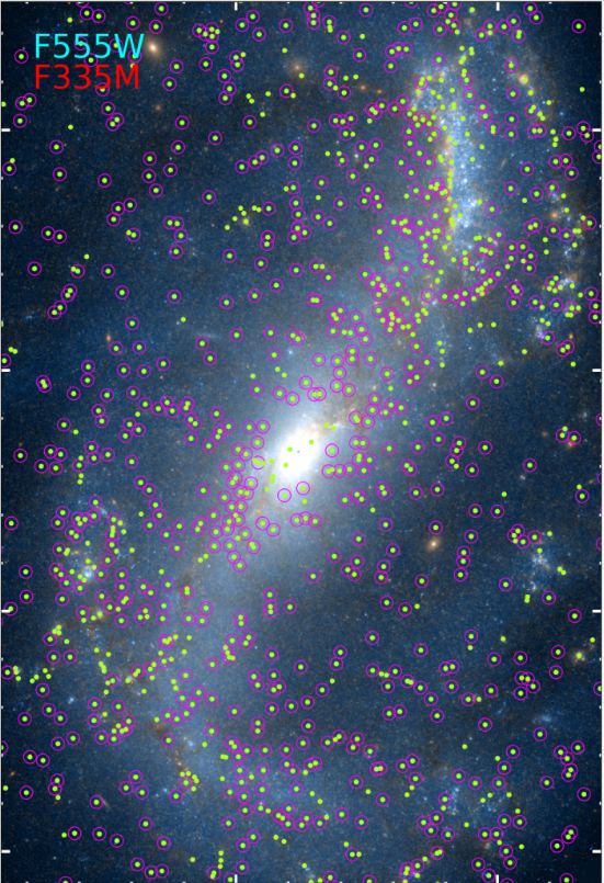 Cette image de l'article est une combinaison des données Hubble (Blue F555W) et JWST (Red F335M) de NGC 7496. Les points verts sont des sources détectées par le JWST, et ceux sans cercle magenta sont les émetteurs de HAP les plus puissants et principalement trouvés dans les couloirs de poussière principaux à l'intérieur des bras spiraux. Cette image est un bon exemple des détails scientifiques révélés dans les images JWST qui se cachent sous les beaux détails visuels auxquels nous pouvons plus facilement nous identifier. Crédit image : Rodríguez et al. 2023. 