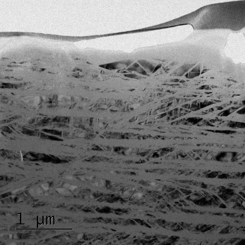 L'impact simulé au laboratoire d'Iéna crée de minuscules lamelles de verre dans du cristal de quartz. Ces structures ne font que quelques dizaines de nanomètres de large, elles ont donc dû être étudiées à l'aide d'un microscope électronique. Avec l'aimable autorisation de Falko Langenhorst, Christoph Otzen (Université d'Iéna). 