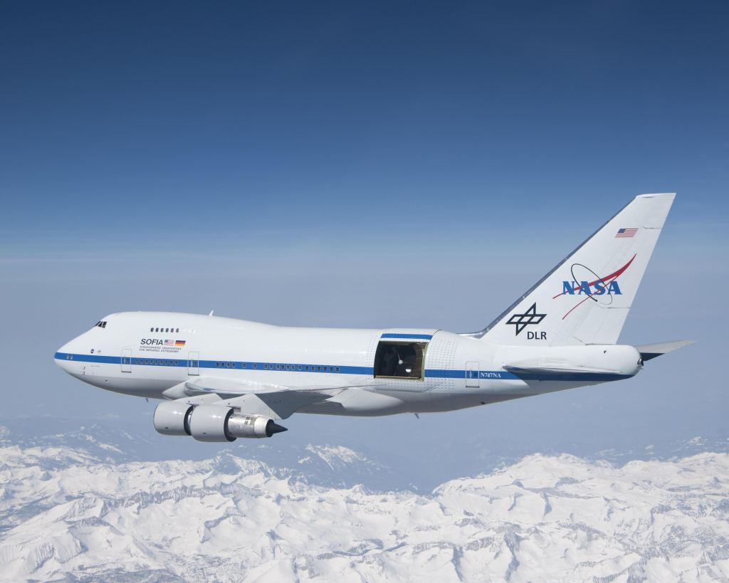 SOFIA (Stratospheric Observatory for Infrared Astronomy) est un Boeing 747 converti qui servait d'observatoire aéroporté. Il abritait un télescope infrarouge de 2,5 m (8,2 pieds) de diamètre. SOFIA était une mission conjointe entre la NASA et le DLR allemand. Son dernier vol a eu lieu en septembre 2022. Crédit d'image : NASA/DLR