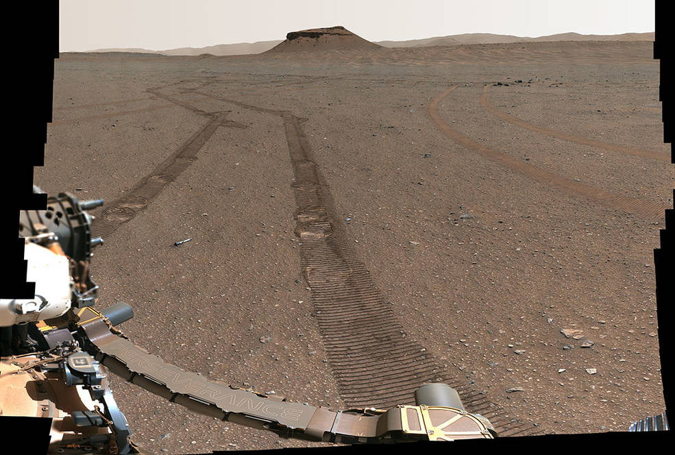 Persévérance a pris un selfie pour marquer l'achèvement de son dépôt d'échantillons. Le tube d'échantillon final est visible au sol entre les traces du rover. Persévérance a capturé cette image avec sa caméra Mastcam-Z le 31 janvier 2023, le 693e jour martien, ou sol, de la mission. Crédit d'image : NASA/JPL-Caltech/ASU/MSSS