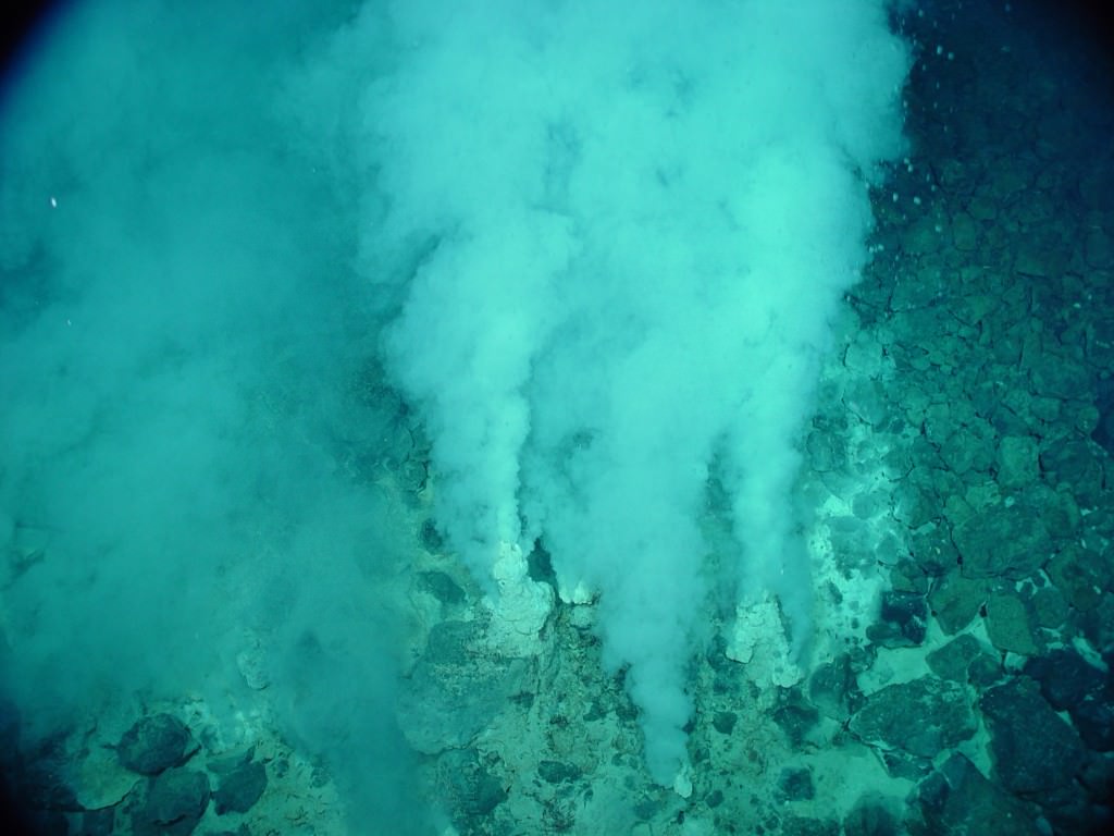 Évents hydrothermaux profonds dans les océans de la Terre. Des types d'évents similaires pourraient-ils alimenter le transport de silice et d'autres matériaux hors d'Encelade ? Crédit : NOAA