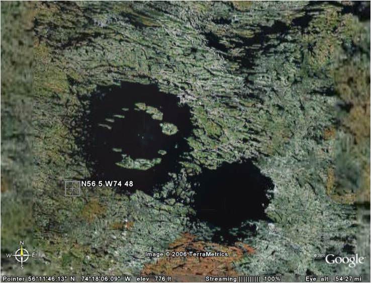 Les cratères d'impact Clearwater Est et Ouest au Québec, Canada (crédit image : Google Earth). Ces formes sont encore visibles, même si elles sont remplies d'eau. D'autres cratères sur Terre, comme le site de Chixculub au Mexique, sont plus difficiles à identifier. 