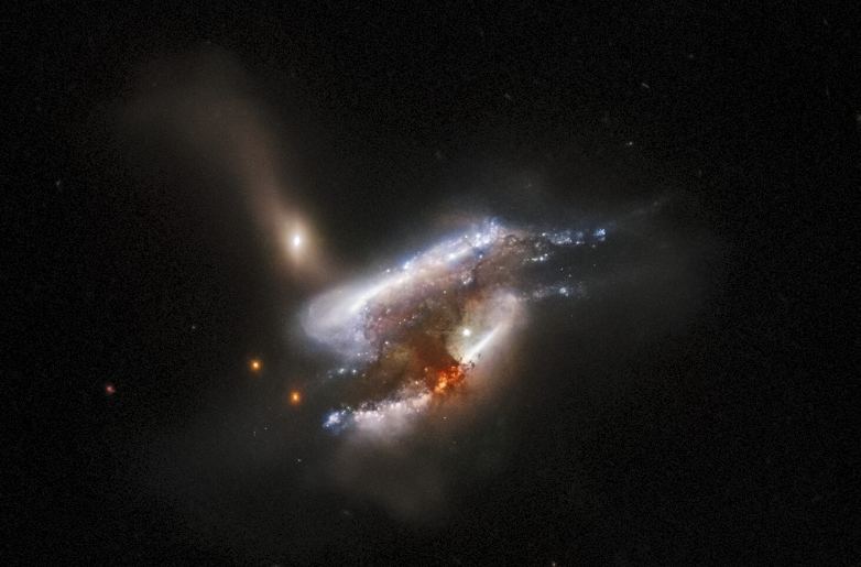 IC 2431 est une autre fusion de trois galaxies à près de 700 millions d'années-lumière. Les distorsions de marée sont évidentes sur cette image, et la fusion déclenche également la formation d'étoiles. Crédit image : ESA/Hubble & NASA, W. Keel, Dark Energy Survey, DOE, FNAL, DECam, CTIO, NOIRLab/NSF/AURA, SDSS Acknowledgement : J. Schmidt