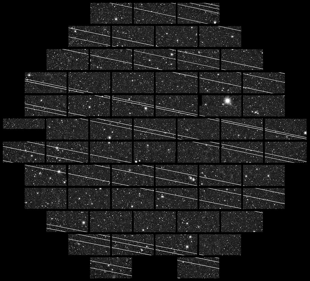 Cette séquence de stries Starlink a été obtenue dans la nuit du 12 au 13 novembre à l'aide de la caméra tout ciel de l'Observatoire interaméricain de Cerro Tololo (au Chili). L'observatoire Vera Rubin pourrait face à des intrusions similaires sur les observations des constellations de satellites. Crédit image : NOIRLab. 