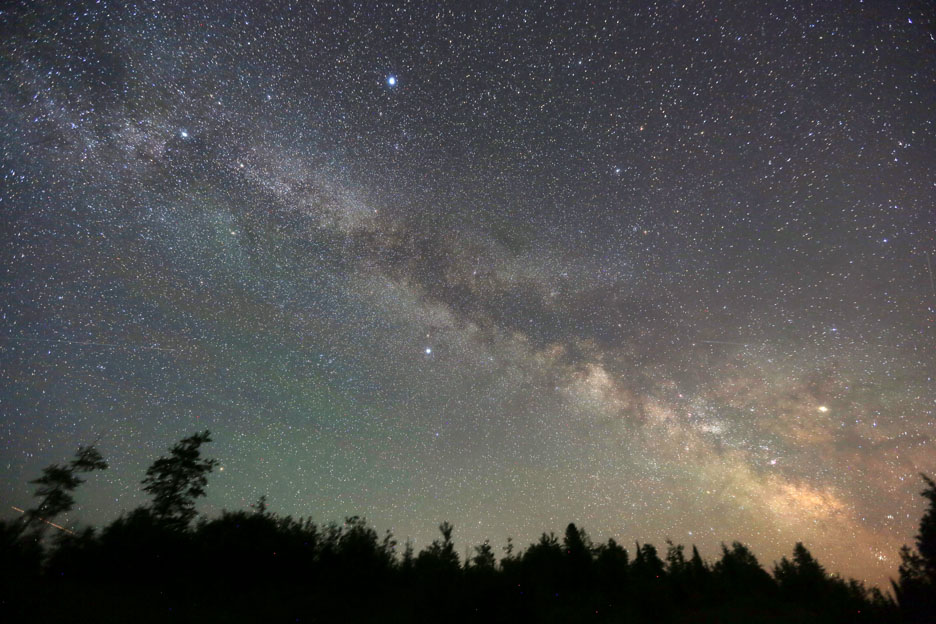 La bande de lumière (la Voie lactée) visible dans le ciel nocturne montre le disque stellaire de notre galaxie. Crédit : Bob King