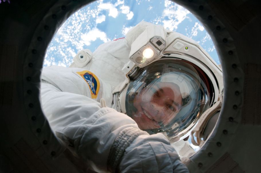 Cette image montre l'astronaute Robert Behnken lors d'une EVA en 2010. Remarquez la lampe frontale sur le côté du casque. Afin de fonctionner dans les ombres profondes du pôle sud lunaire, une lumière beaucoup plus brillante sera nécessaire. Mais quelle luminosité ? Crédit image : NASA.