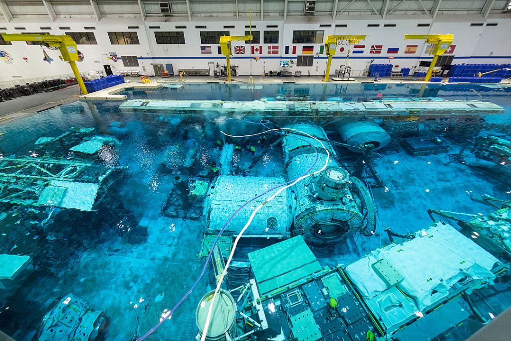 Le laboratoire de flottabilité neutre (NBL) est un centre de formation d'astronautes et une piscine de flottabilité neutre exploités par la NASA et situés au centre de formation Sonny Carter près du Johnson Space Center à Houston, au Texas. Il contient 23 millions de litres (6,2 millions de gallons) d'eau et contient des maquettes des modules de l'ISS. Crédit image : Par NASA Goddard Photo et vidéo - https://www.flickr.com/photos/24662369@N07/49565807881/, CC BY 2.0, https://commons.wikimedia.org/w/index.php?curid =87326373