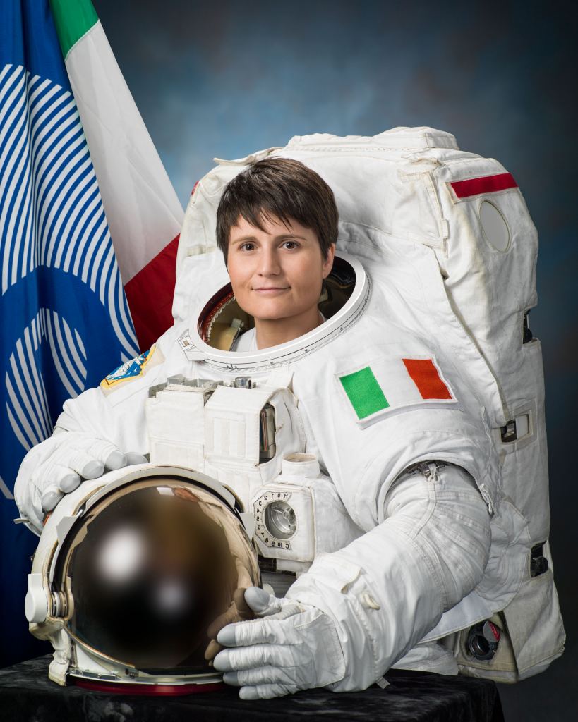 Le véritable encombrement d'une combinaison spatiale devient évident lorsqu'un astronaute enlève son casque, comme dans ce portrait officiel de l'astronaute italienne Samantha Cristoforetti. A noter l'encombrement des gants et leur manque de dextérité. Crédit image : NASA/ESA