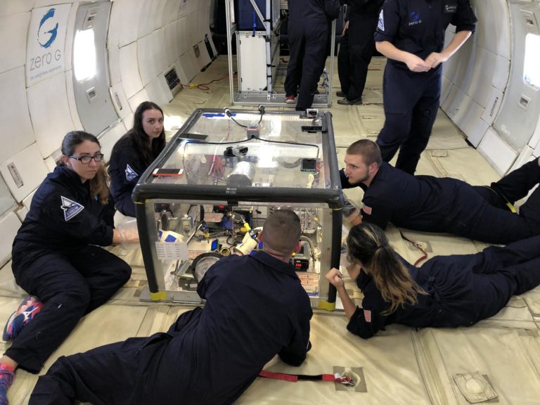Étudiants WVU en préparation de vol à bord du G-FORCE ONE (Zero-Gee) dans un vol suborbital pour tester les matériaux pour la réparation électronique en orbite. Photo du Dr John Kuhlman.