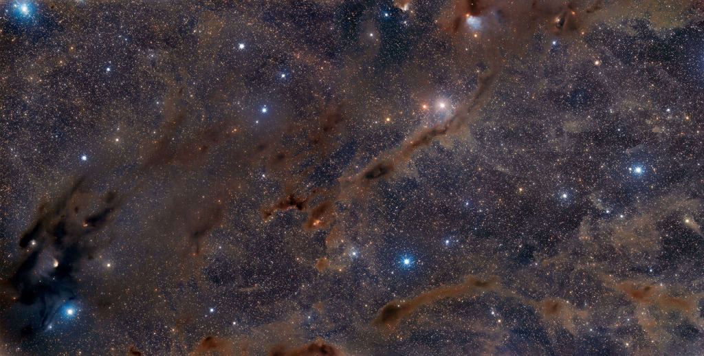 Il s'agit d'une mosaïque à deux panneaux d'une partie du nuage moléculaire géant du Taurus, la région de formation d'étoiles active la plus proche de la Terre. Les régions les plus sombres sont celles où naissent les étoiles. Les grains de poussière dans le nuage aident les étoiles à se former en fournissant une surface où les atomes d'hydrogène individuels peuvent se lier en molécules. Crédit d'image : Adam Block / Steward Observatory / Université de l'Arizona