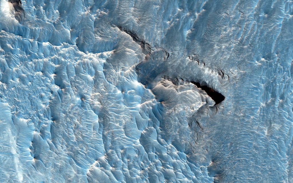 Il s'agit d'une image HiRISE (High-Resolution Imaging Science Experiment) d'un LTD dans Aureum Chaos, une autre partie de Valles Marineris. Le sommet de la LTD semble rugueux, tandis que les environs sont lisses. Crédit d'image : NASA/JPL/Université d'Arizona