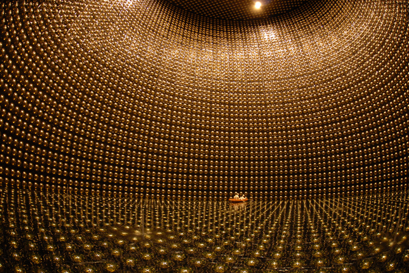 Super-Kamiokande, un détecteur de neutrinos au Japon, contient 50 000 tonnes d'eau ultra pure entourée de tubes lumineux. Crédit : Observatoire Super-Kamiokande