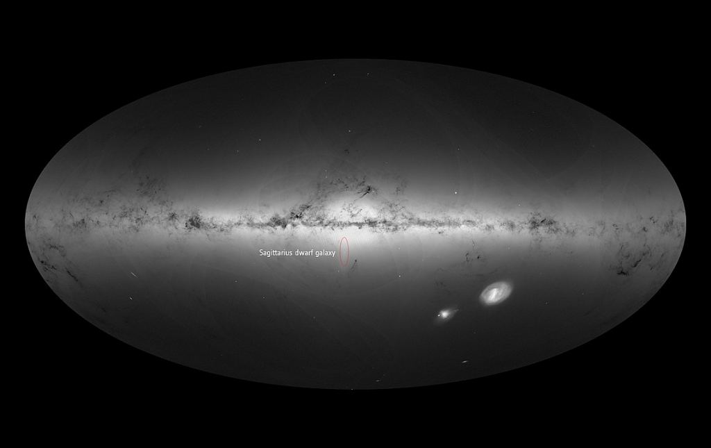 Cette image basée sur les données de Gaia montre le disque de la Voie lactée et l'emplacement de la galaxie naine du Sagittaire et des grands et petits nuages ​​de Magellan. Tous les trois fusionnent lentement avec la Voie lactée. Crédit image : Par ESA/Gaia/DPAC, CC BY-SA 3.0 igo, https://commons.wikimedia.org/w/index.php?curid=77752828