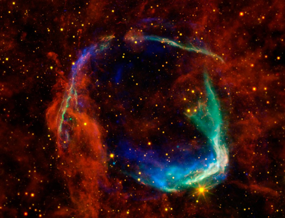 Cette image du reste de la supernova RCW 86 est une image composite de Spitzer, WISE et Chandra. La forme de l'anneau est devenue moins claire au cours des années 1800, mais son emplacement correspond à l'emplacement de SN 185 enregistré dans le Hou Han shu. Crédit image : Par NASA/JPL-Caltech/UCLA - WISE, domaine public, https://commons.wikimedia.org/w/index.php?curid=17141291