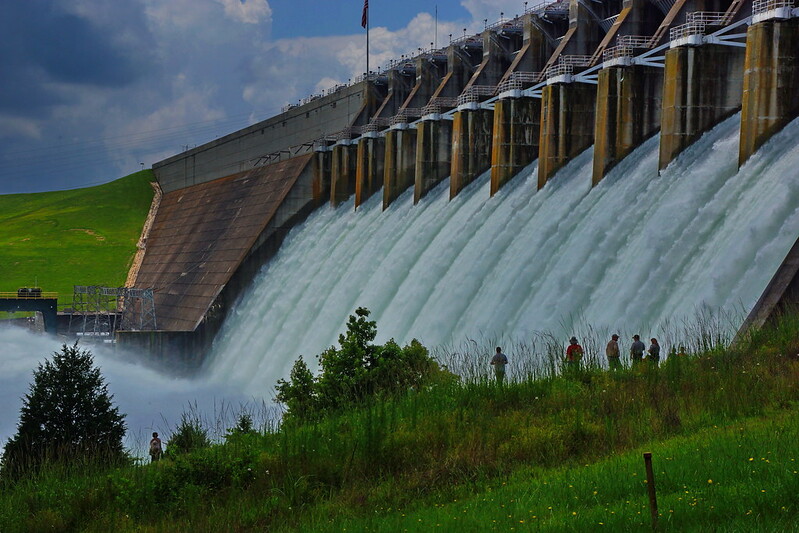 L'eau vive jaillissant des déversoirs du barrage.
