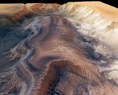 Cette image montre Hebes Chasma, une partie isolée de la Valles Marineris. C'est un creux fermé de près de 8000 mètres de profondeur qui contient des dépôts de couleur claire. Crédit image : ESA/DLR/FU Berlin (G. Neukum) 