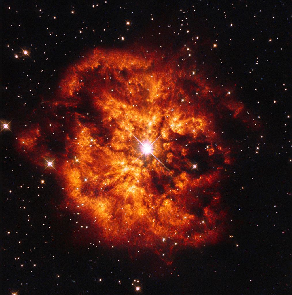 Cette image du télescope spatial Hubble montre l'appariement cosmique spectaculaire de l'étoile Hen 2-427 - plus communément appelée WR 124 - et de la nébuleuse M1-67 qui l'entoure. WR 124 brille de mille feux au centre même de cette image explosive, et autour d'elle, les amas de gaz chauds sont éjectés dans l'espace à plus de 150 000 kilomètres à l'heure. Les étoiles Wolf-Rayet sont des étoiles super chaudes caractérisées par une éjection féroce de masse. Crédit d'image : Par Judy Schmidt - Travail personnel, CC0, https://commons.wikimedia.org/w/index.php?curid=28186676