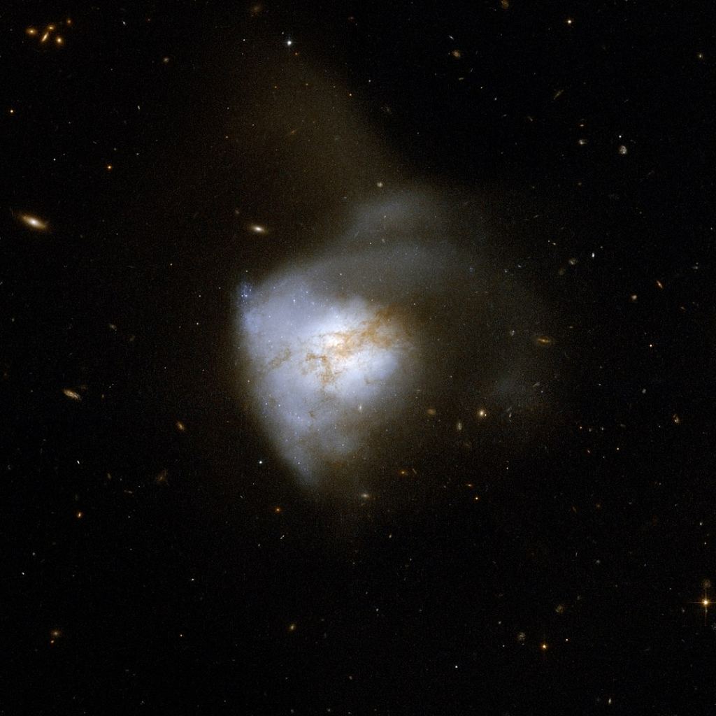 Le télescope spatial Hubble a capturé cette image d'ARP 220 en 2016. Les nœuds brillants et blanc bleuâtre sont des amas d'étoiles nouvellement formés créés par la fusion. Crédit d'image : par la NASA, l'ESA, la collaboration Hubble Heritage (STScI/AURA)-ESA/Hubble et A. Evans (Université de Virginie, Charlottesville/NRAO/Stony Brook University)