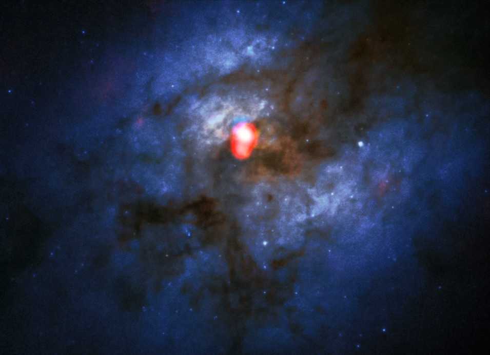La vue composée montre une nouvelle image ALMA Band 5 du système de galaxies en collision Arp 220 (en rouge) au-dessus d'une image du télescope spatial NASA/ESA Hubble (bleu/vert). Bien que le double noyau soit invisible pour Hubble, ALMA les montre clairement. Crédit image : Par ALMA(ESO/NAOJ/NRAO)/NASA/ESA et The Hubble Heritage Team (STScI/AURA) - https://www.eso.org/public/images/eso1645a/, domaine public, https:/ /commons.wikimedia.org/w/index.php?curid=54356378