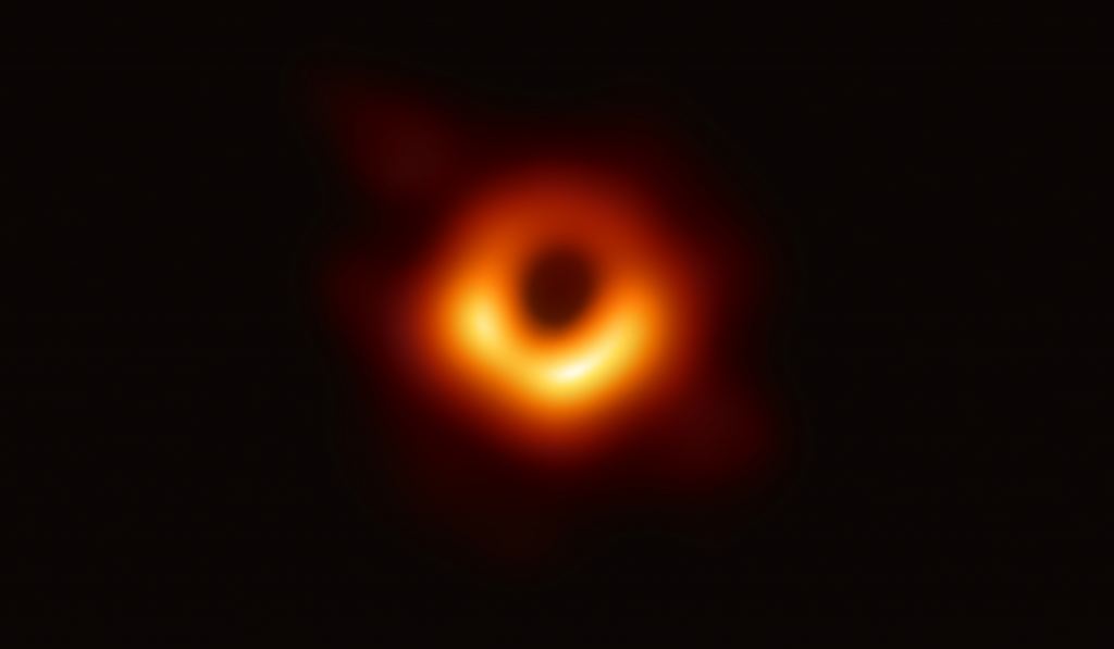 Le télescope Event Horizon (EHT) a recueilli la première preuve visuelle directe d'un trou noir supermassif lorsqu'il a capturé cette image du SMBH de Messier 87. Crédit : Collaboration avec le télescope Event Horizon