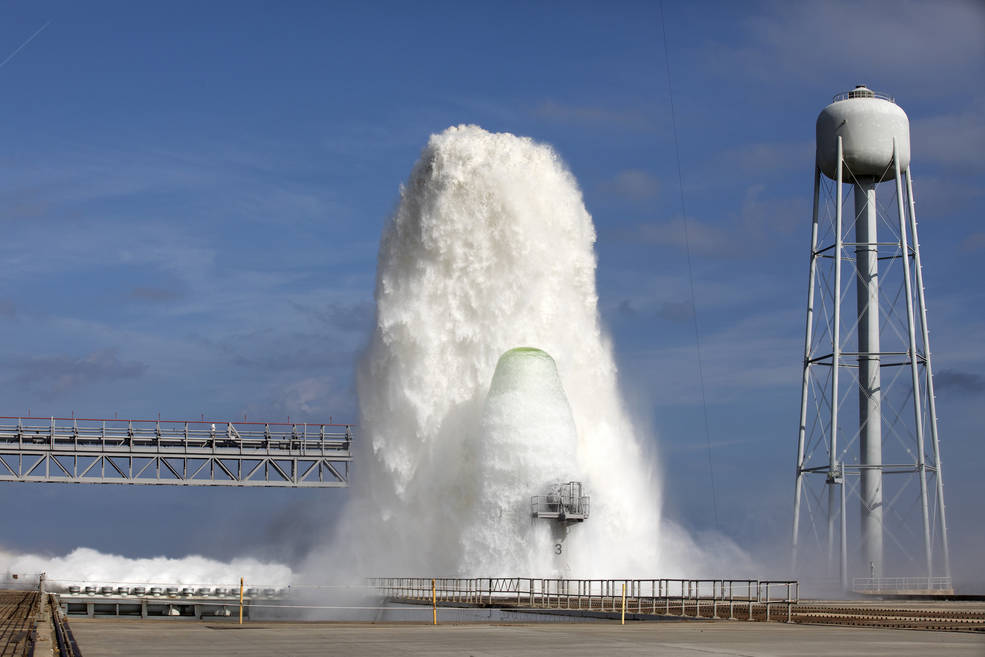 Le système IOP/SS déploie près d'un demi-million de gallons d'eau en une minute pour protéger le SLS lors du lancement. Crédit image : NASA