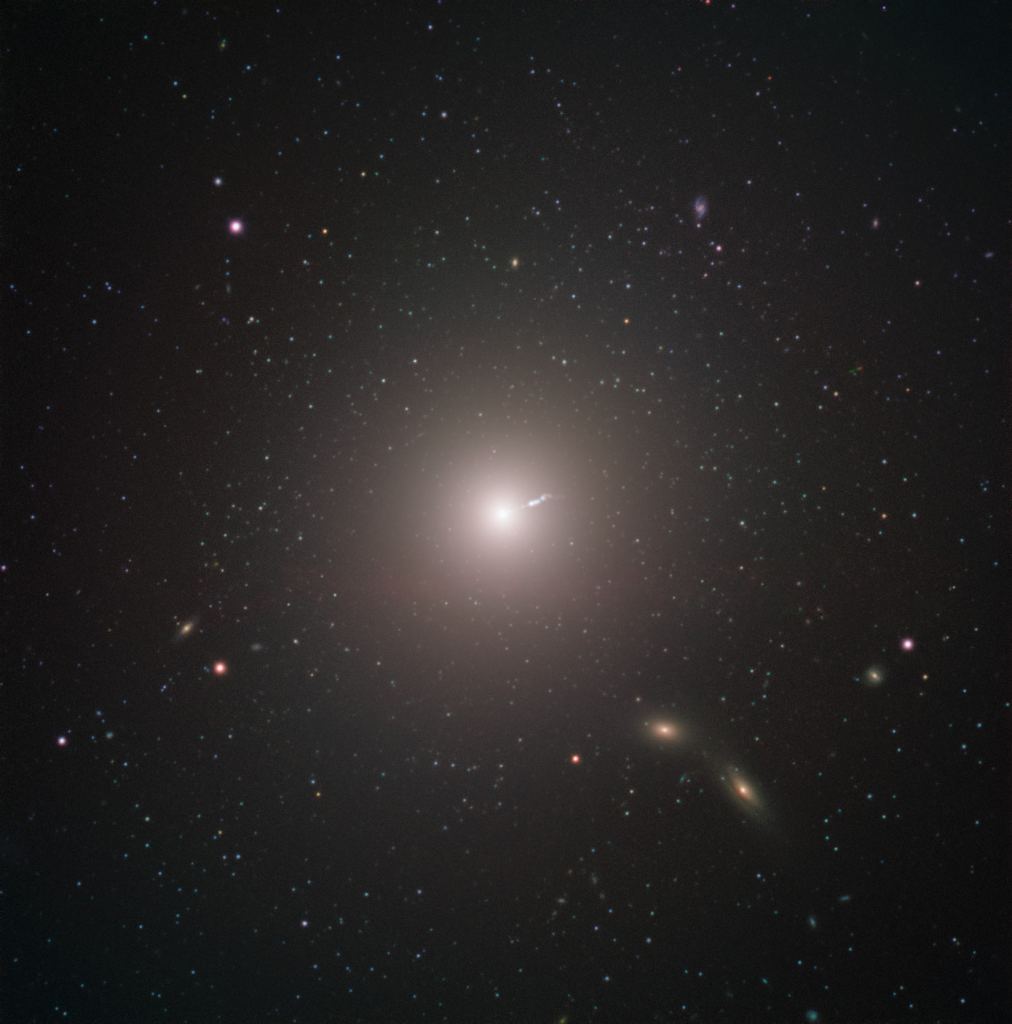 Messier 87 (M87) est une énorme galaxie elliptique située à environ 55 millions d'années-lumière de la Terre, visible dans la constellation de la Vierge. M87 a un trou noir supermassif en son centre, plus un jet de matière relativiste éjecté à une vitesse proche de la lumière. Crédit : ESO