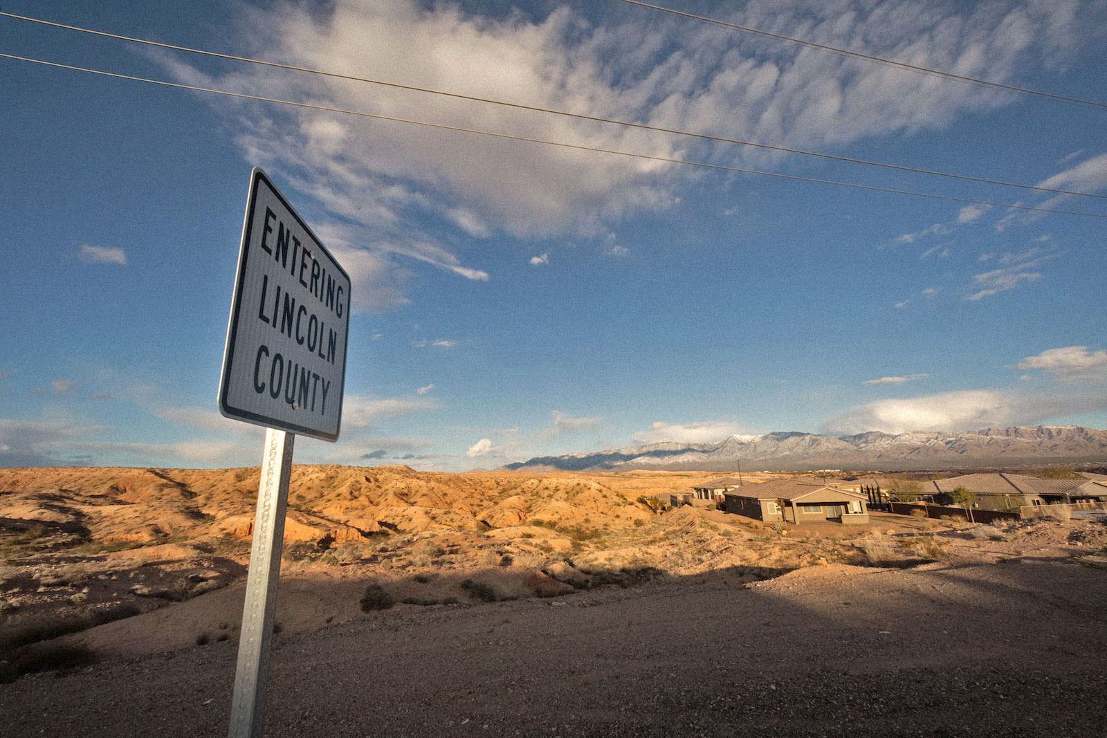 un panneau indique que le comté de lincoln entend une autoroute du désert