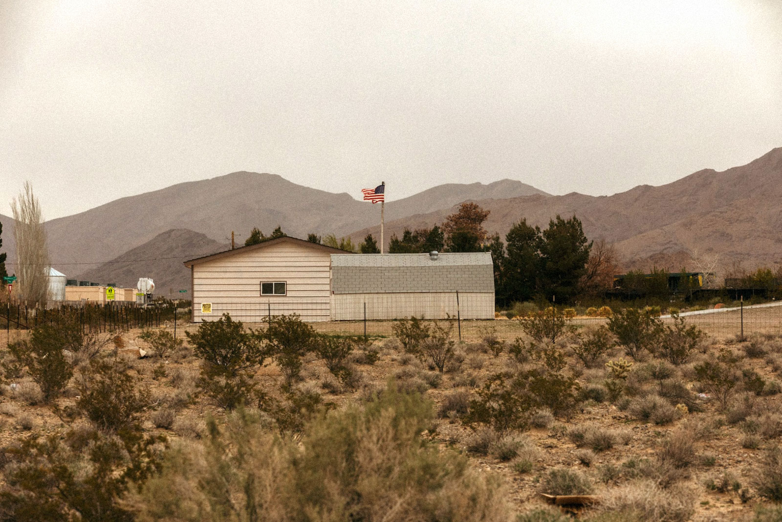 une maison arborant un drapeau américain dans un désert