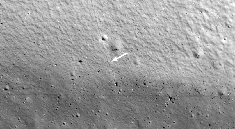 Ceci est une partie de l'une des premières images de ShadowCam depuis l'orbite lunaire sur le mur et le sol ombragés en permanence du cratère Shackleton, qui se trouve près du pôle Sud. La flèche marque la trace d'un rocher qui a dévalé la paroi du cratère. L'observation de ces sentiers aide les scientifiques à caractériser la forme et la vitesse des rochers et les caractéristiques du régolithe, approfondissant notre compréhension des propriétés géotechniques de la Lune. Le sentier fait plusieurs centaines de mètres de long. Avec l'aimable autorisation : NASA/KARI/ASU