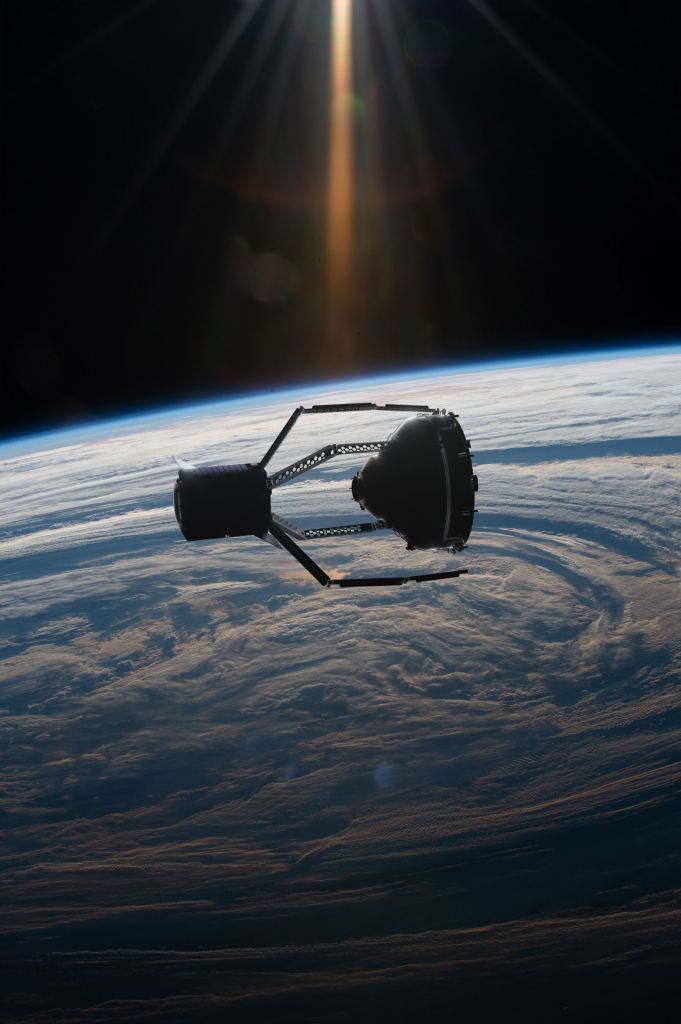 Cette illustration d'artiste montre la mission ClearSpace-1 RPO de l'ESA. Il doit être lancé en 2025 et sa mission est de s'attaquer à un VESPA (adaptateur de charge utile secondaire Vega) d'un lancement précédent et de l'envoyer lui-même dans une chute destructrice à travers l'atmosphère terrestre. Des acteurs néfastes pourraient utiliser un vaisseau spatial similaire à un ASAT sous couvert d'enlèvement de débris RPO. Crédit d'image : ClearSpace SA/ESA
