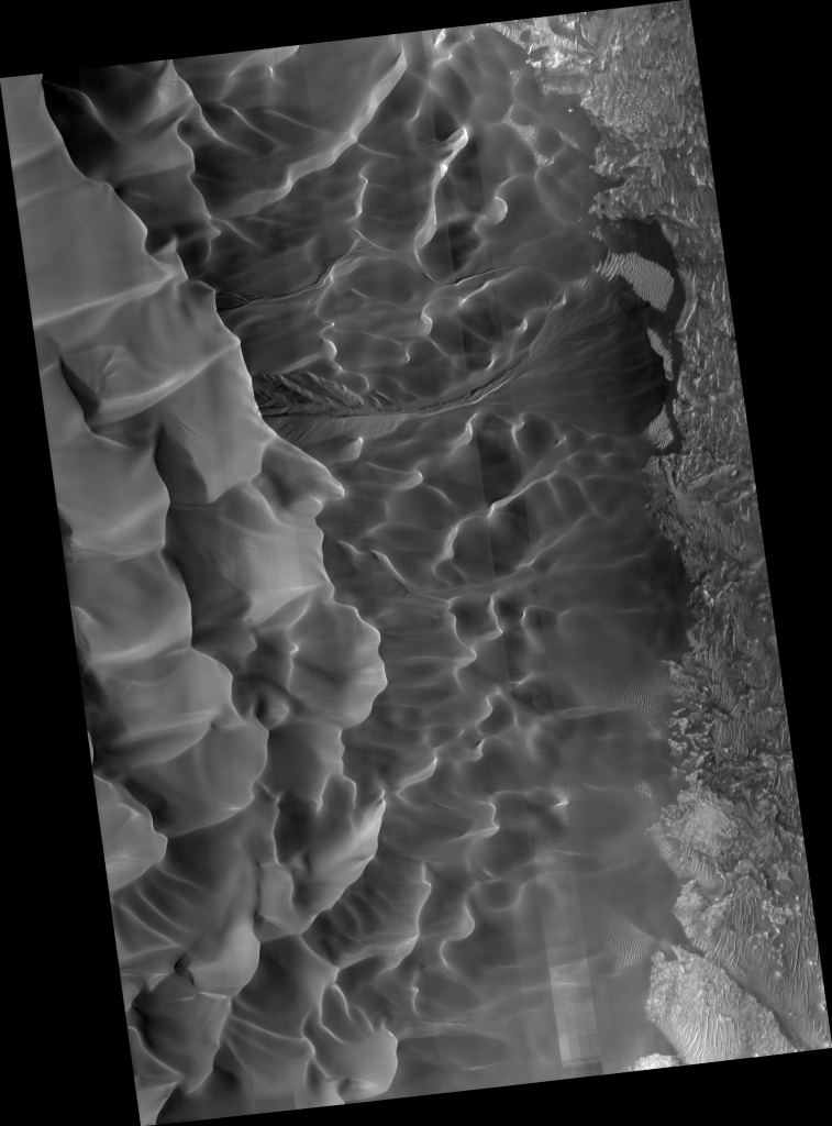 Cette image du cratère Matara montre l'élégance sinueuse de ses dunes de sable. Crédit d'image : NASA/JPL-Caltech/UArizona