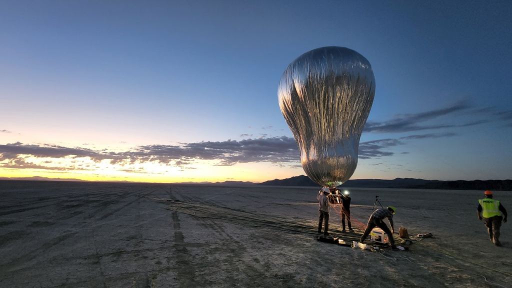 Un prototype de ballon robotique aérien, ou aérobot, est préparé pour un vol d'essai au lever du soleil à Black Rock Desert, Nevada, en juillet 2022, par des membres de l'équipe du JPL et de Near Space Corporation. L'aérobot a effectué avec succès deux vols, démontrant un vol à altitude contrôlée. Crédit : NASA/JPL-Caltech