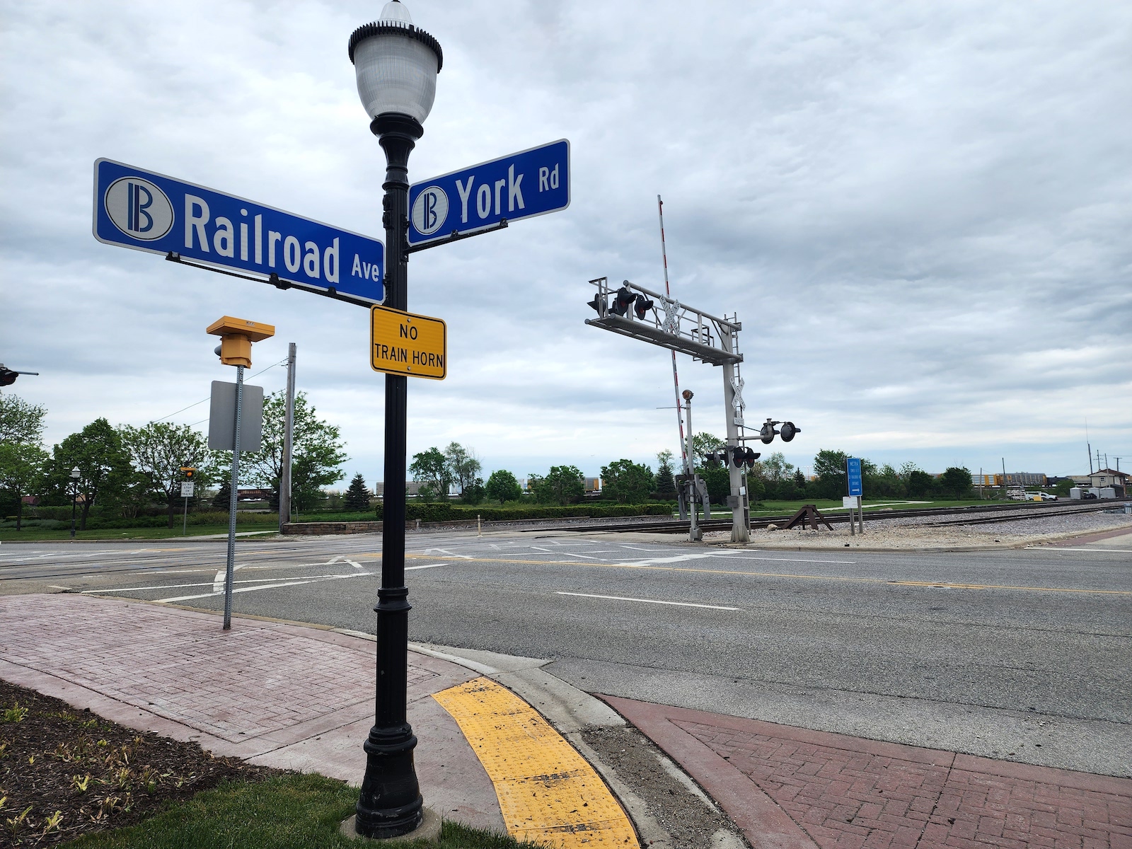 Un panneau marque l'intersection de Railroad Ave et York Road à Bensenville, Illinois.