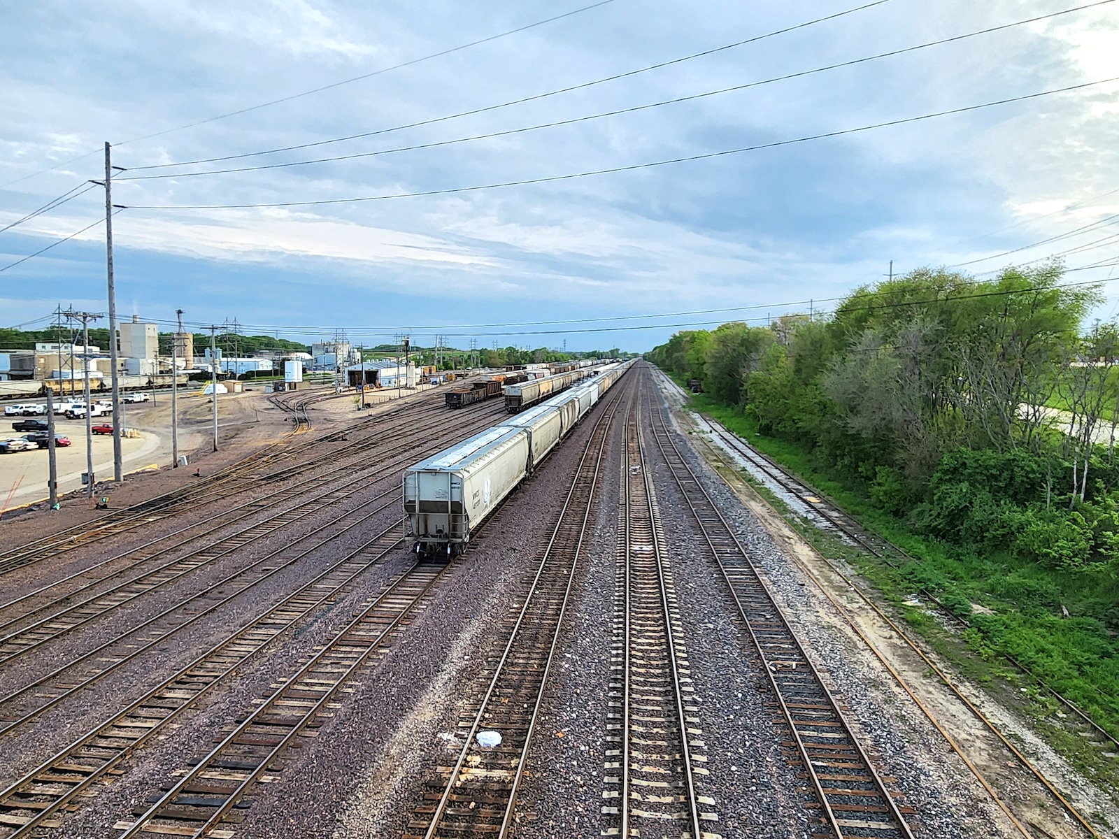 Un train circule le long d'une section multi-voies de chemin de fer