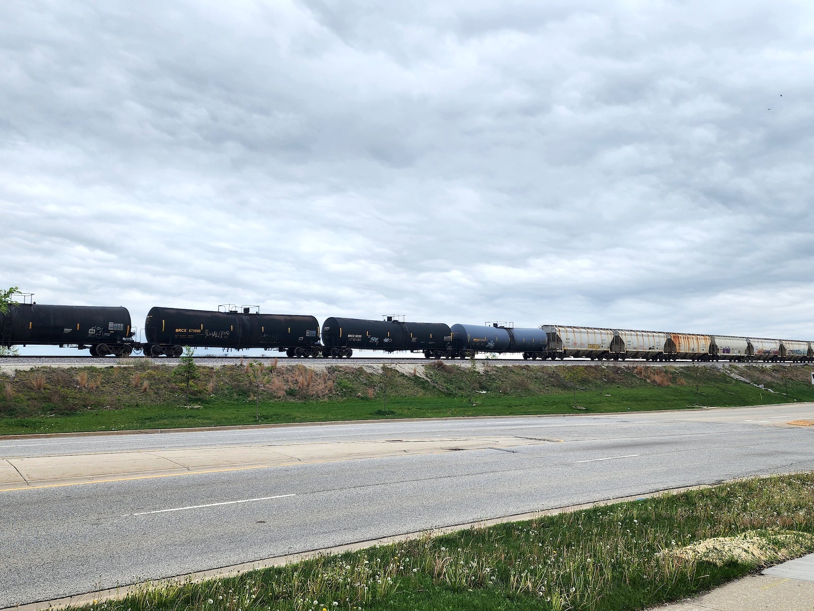 Un long train transportant plusieurs pétroliers traverse Camanche, Iowa.