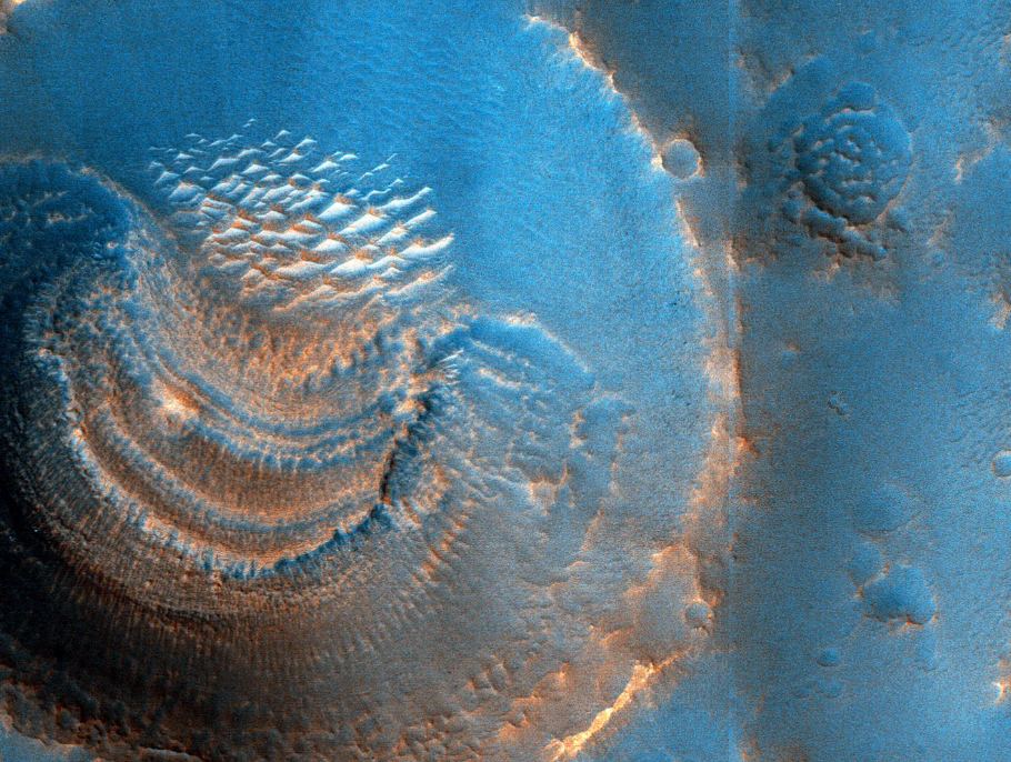 Cette image HiRISE d'un cratère martien est traitée pour mettre en évidence ses caractéristiques. Il contient des dépôts inhabituels probablement causés par la sublimation. Crédit d'image : NASA/JPL/Université d'Arizona