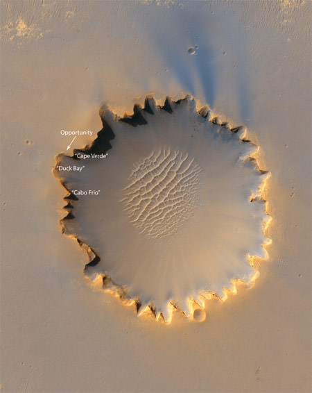 Le cratère Victoria sur Mars est peut-être l'image de cratère la plus vue de tous les temps. L'orbiteur de reconnaissance de Mars a capturé cette image du cratère photogénique lorsque le rover Opportunity de la NASA explorait le bord du cratère. Crédit : NASA/JPL