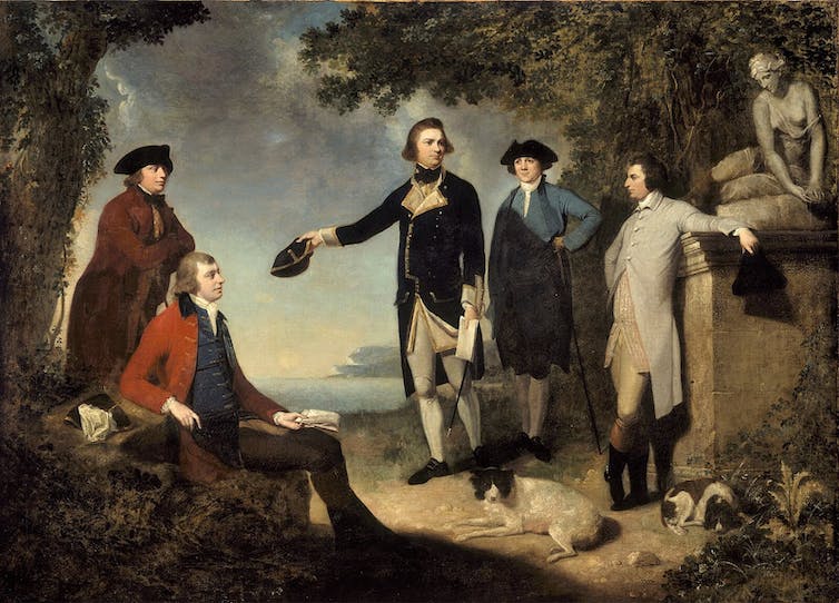 Un tableau représentant cinq hommes, deux chiens et une statue de femme debout dans une clairière près du rivage de l'océan. L'homme du centre, James Cook, tient son chapeau.