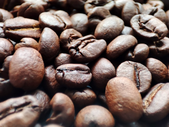 En utilisant une analyse basée sur la RMN, Tira et al. ont pu identifier les constituants les plus abondants du café expresso. Crédit image : Sci.News.