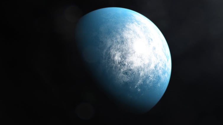 Une planète bleue avec des nuages.